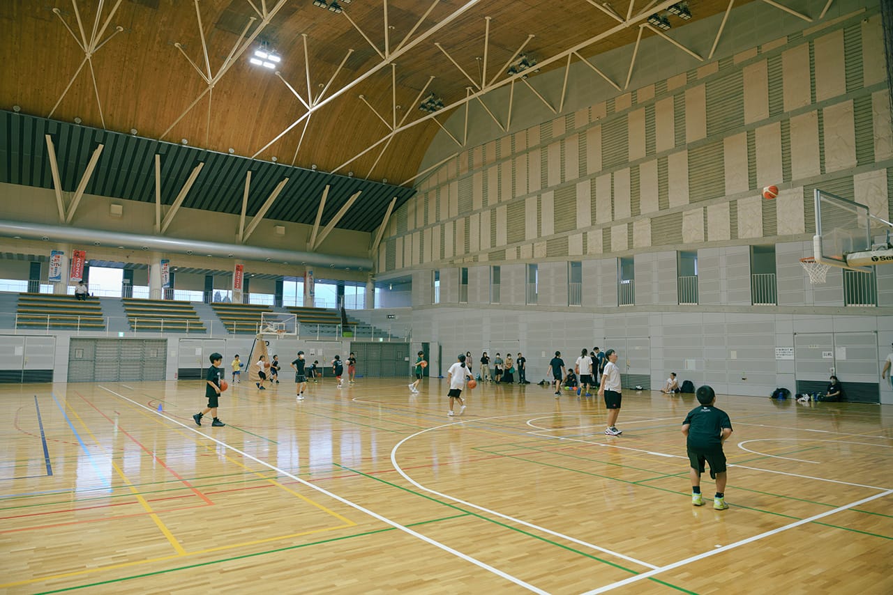 生徒たちが体育館で練習に励む様子