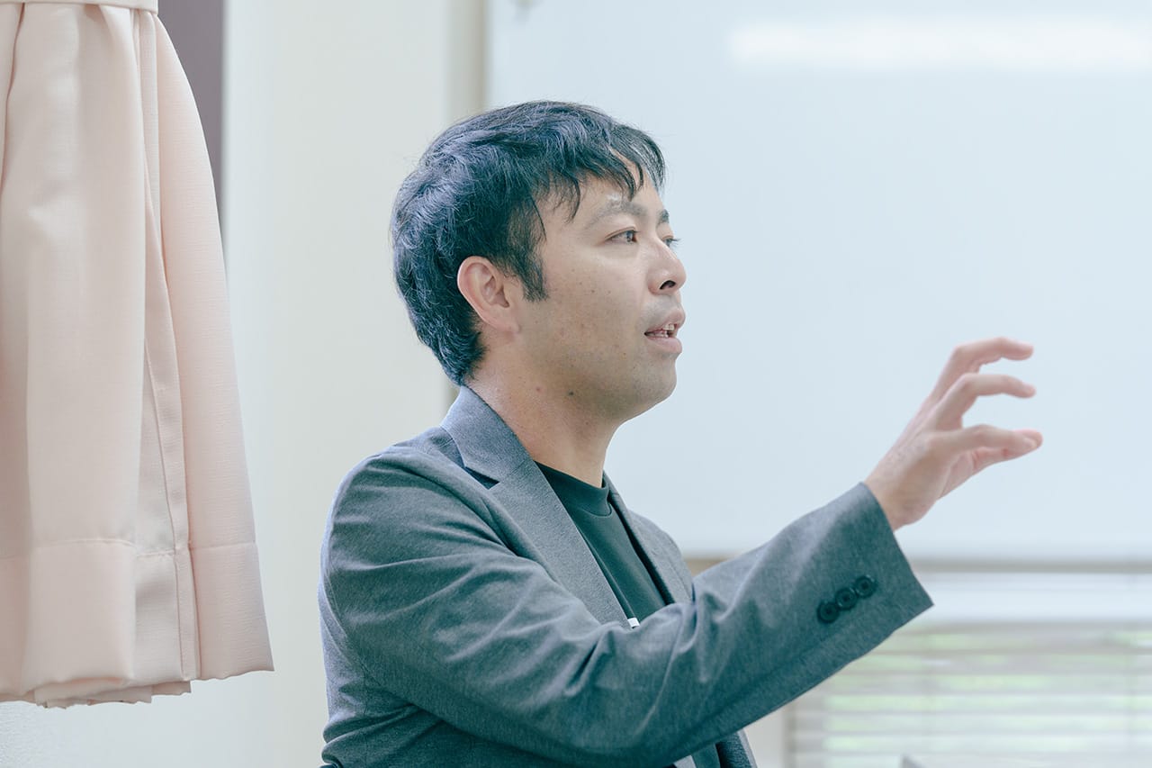 会議室でインタビューに応じてくださる吉田匠摩さま