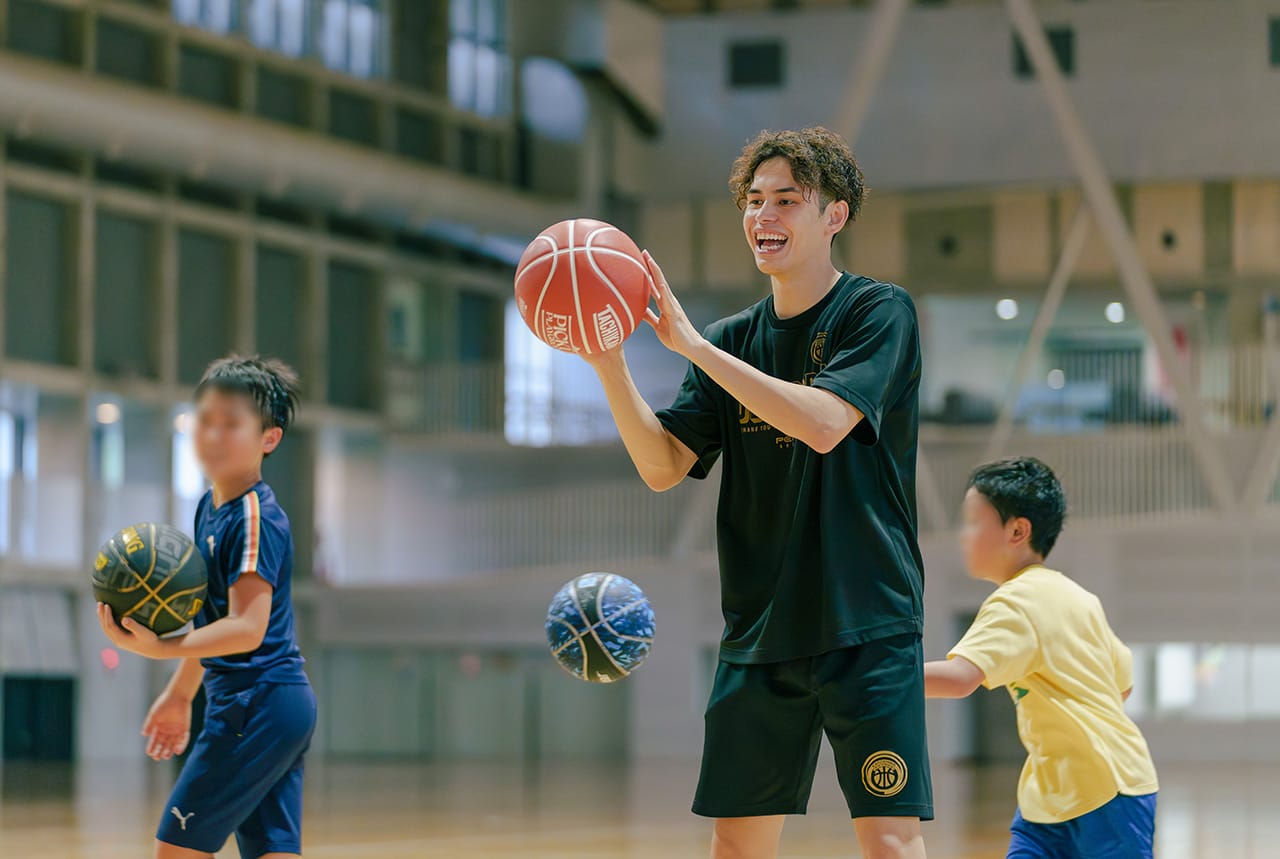 笑顔で生徒たちに接している永山コーチ