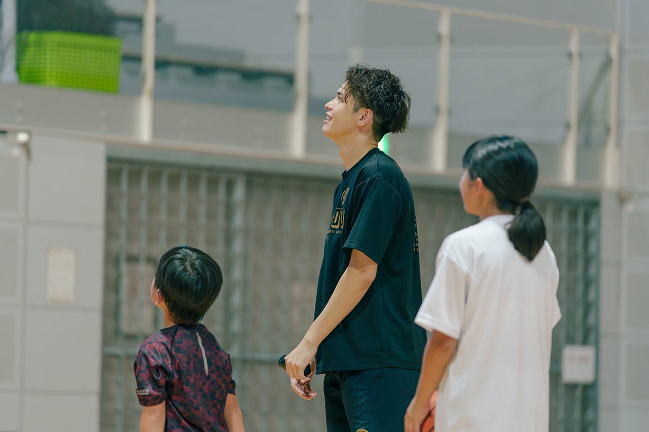生徒のシュートを見守る永山コーチ